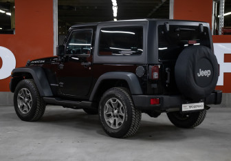 Подержанный автомобиль Jeep Wrangler 2014 года (7 фото)