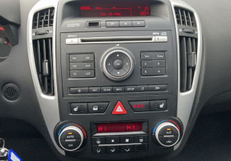 Подержанный автомобиль Kia Ceed Hatchback 2010 года (14 фото)