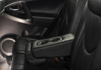 Подержанный автомобиль Toyota RAV4 2011 года (15 фото)