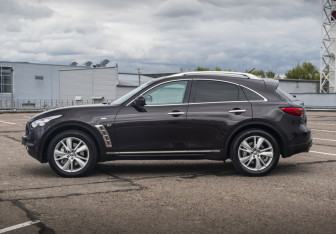 Подержанный автомобиль Infiniti QX70 2014 года (8 фото)
