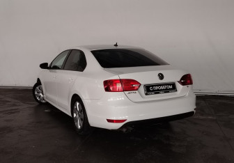 Подержанный автомобиль Volkswagen Jetta Sedan 2012 года (6 фото)