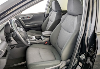 Подержанный автомобиль Toyota RAV4 2020 года (20 фото)