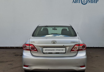 Подержанный автомобиль Toyota Corolla Sedan 2010 года (6 фото)