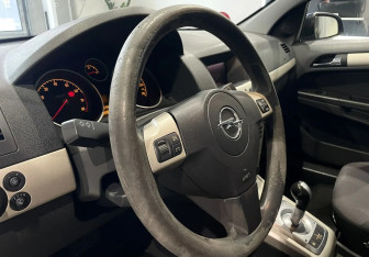 Подержанный автомобиль Opel Astra Sedan 2008 года (13 фото)