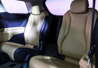 Подержанный автомобиль Kia Carnival 2021 года (11 фото)
