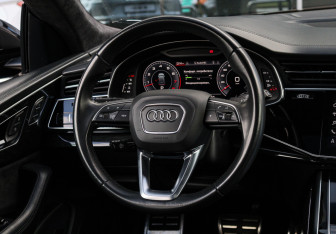 Подержанный автомобиль Audi Q8 2019 года (11 фото)