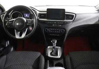 Подержанный автомобиль Kia Ceed Hatchback 2018 года (6 фото)