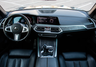 Подержанный автомобиль BMW X5 2019 года (11 фото)