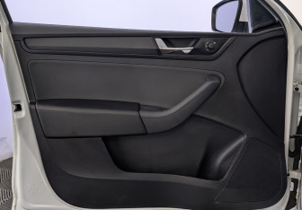 Подержанный автомобиль Skoda Rapid Liftback 2019 года (19 фото)