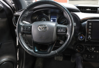 Подержанный автомобиль Toyota Hilux 2020 года (15 фото)