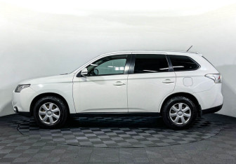 Подержанный автомобиль Mitsubishi Outlander 2012 года (8 фото)
