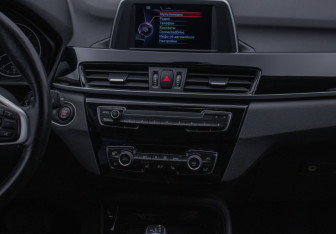 Подержанный автомобиль BMW X1 2016 года (14 фото)