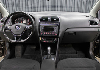 Подержанный автомобиль Volkswagen Polo Sedan 2017 года (14 фото)