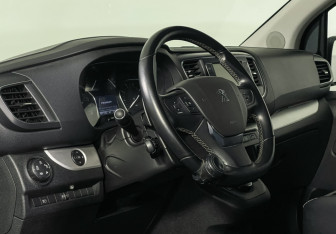 Подержанный автомобиль Peugeot Traveller 2022 года (13 фото)