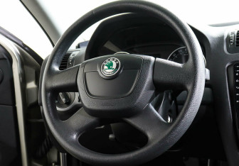 Подержанный автомобиль Skoda Octavia Liftback 2012 года (9 фото)