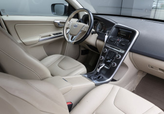Подержанный автомобиль Volvo XC60 2015 года (10 фото)