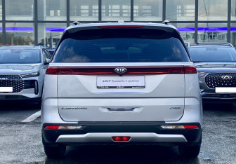 Подержанный автомобиль Kia Carnival 2021 года (6 фото)