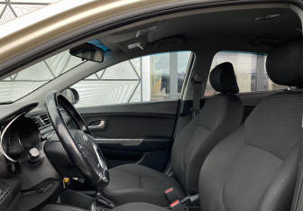 Подержанный автомобиль Kia Rio Sedan 2015 года (20 фото)