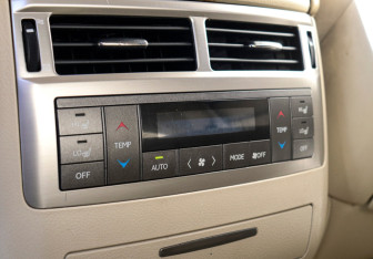 Подержанный автомобиль Lexus LX 2012 года (11 фото)