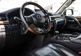 Подержанный автомобиль Lexus LX 2017 года (9 фото)