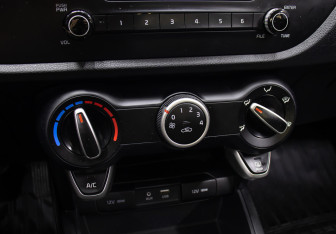 Подержанный автомобиль Kia Rio Sedan 2017 года (17 фото)