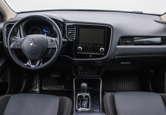 Подержанный автомобиль Mitsubishi Outlander 2021 года (14 фото)