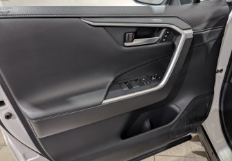 Подержанный автомобиль Toyota RAV4 2021 года (19 фото)