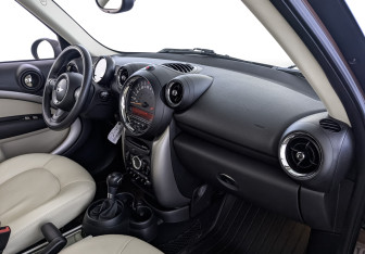 Подержанный автомобиль MINI Countryman 2015 года (13 фото)