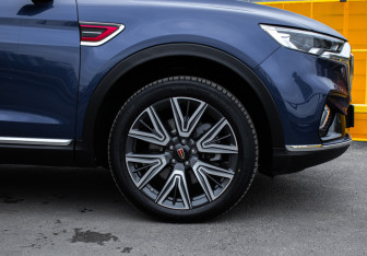 Подержанный автомобиль Hongqi HS5 2024 года (11 фото)