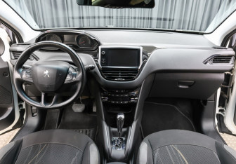 Подержанный автомобиль Peugeot 208 2013 года (14 фото)