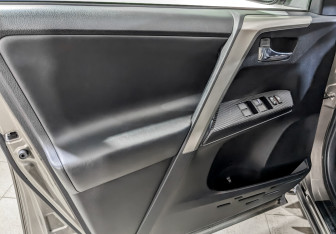 Подержанный автомобиль Toyota RAV4 2014 года (18 фото)