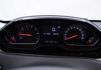 Подержанный автомобиль Peugeot 208 2014 года (12 фото)