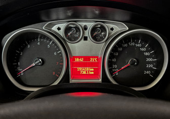 Подержанный автомобиль Ford Focus Hatchback 2010 года (17 фото)