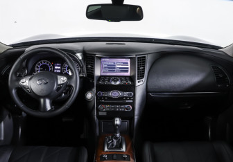 Подержанный автомобиль Infiniti QX70 2017 года (14 фото)