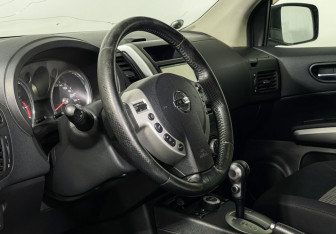 Подержанный автомобиль Nissan X-Trail 2009 года (13 фото)