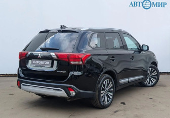 Подержанный автомобиль Mitsubishi Outlander 2019 года (5 фото)