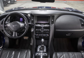 Подержанный автомобиль Infiniti QX70 2013 года (14 фото)