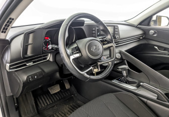 Подержанный автомобиль Hyundai Elantra Sedan 2022 года (16 фото)
