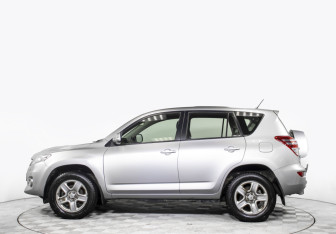 Подержанный автомобиль Toyota RAV4 2011 года (8 фото)