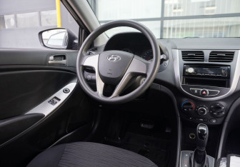 Подержанный автомобиль Hyundai Solaris Hatchback 2015 года (13 фото)
