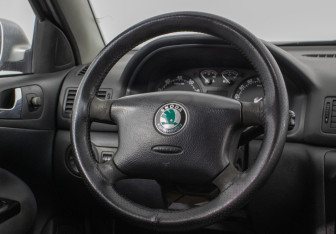 Подержанный автомобиль Skoda Octavia Liftback 2008 года (15 фото)