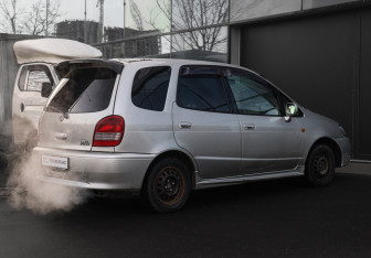 Подержанный автомобиль Toyota Corolla Spacio 2000 года (5 фото)