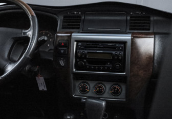 Подержанный автомобиль Nissan Patrol 2005 года (15 фото)