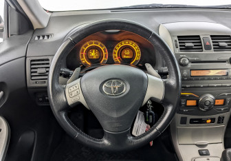 Подержанный автомобиль Toyota Corolla Sedan 2008 года (21 фото)