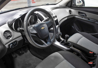 Подержанный автомобиль Chevrolet Cruze Hatchback 2014 года (16 фото)