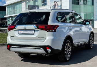 Подержанный автомобиль Mitsubishi Outlander 2018 года (5 фото)
