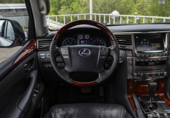 Подержанный автомобиль Lexus LX 2008 года (9 фото)