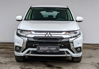 Подержанный автомобиль Mitsubishi Outlander 2022 года (2 фото)
