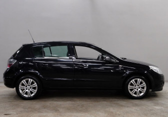 Подержанный автомобиль Opel Astra Hatchback 2007 года (8 фото)