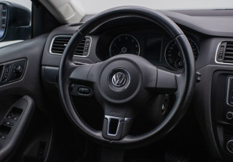 Подержанный автомобиль Volkswagen Jetta Sedan 2014 года (15 фото)